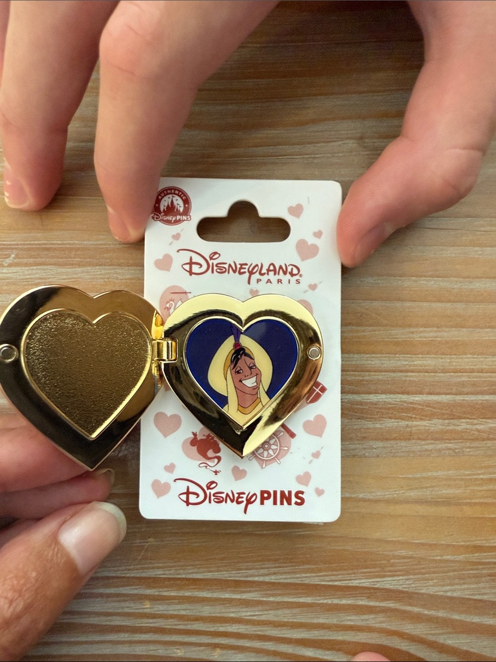 Disney Aladdin Gold Heart Pin - Picture 2 of 3